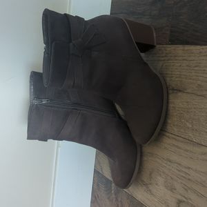 American Eagle dark brown suede boots, size 8W